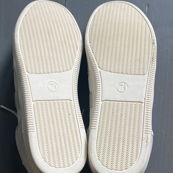 Universal Thread Women's White and Cream Sneakers - Picture 6 of 8